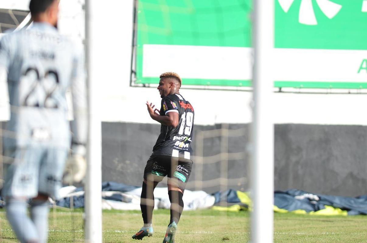 Fotos do jogo entre Athletic x Atltico, pelo Campeonato Mineiro