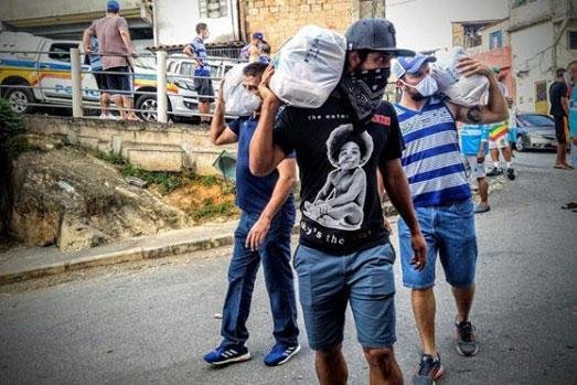 Cruzeiro distribuiu alimentos na Pedreira Prado Lopes