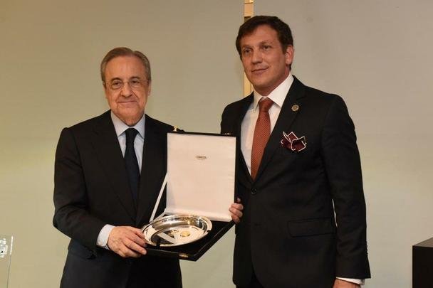 Na véspera da decisão da Copa Libertadores, presidentes do River Plate (Rodolfo D'Onofrio), do Boca Juniors (Daniel Angelici), do Real Madrid (Florentino Pérez), da Conmebol (Alejandro Domínguez) e da Federação Espanhola (Luis Rubiales) participaram de um jantar de confraternização, em Madri. O clássico argentino que define o título sul-americano será neste domingo, às 17h30 (de Brasília), no estádio Santiago Bernabéu, que pertence ao Real Madrid.