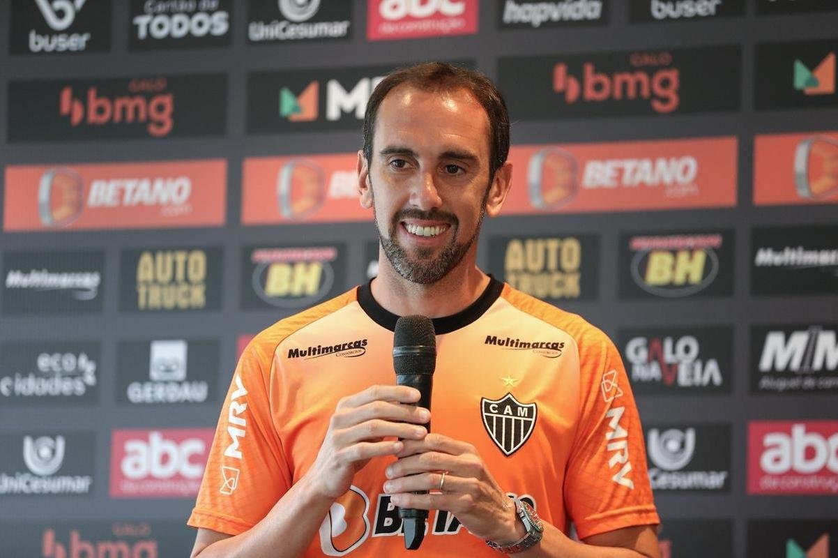 Nesta sexta-feira (21), o experiente zagueiro uruguaio Diego Godn, de 35 anos, foi oficialmente apresentado como reforo do Atltico para 2022. Na Cidade do Galo, em Vespasiano, o atleta concedeu entrevista coletiva para jornalistas e projetou mais um ano vitorioso para o clube mineiro.