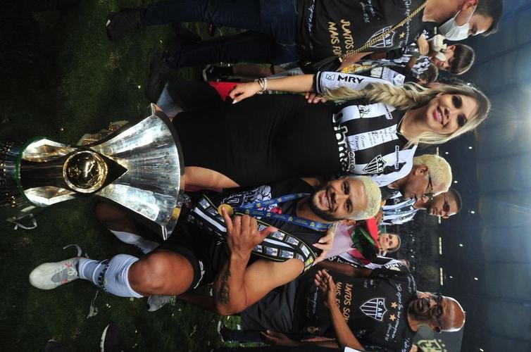 Atltico ergue a taa de campeo brasileiro e d a volta olmpica diante da torcida alvinegra, no Mineiro