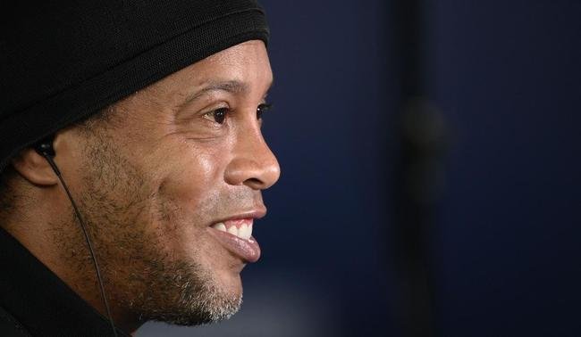 Ronaldinho Gacho foi recebido com festa pela torcida do PSG no Parc des Princes