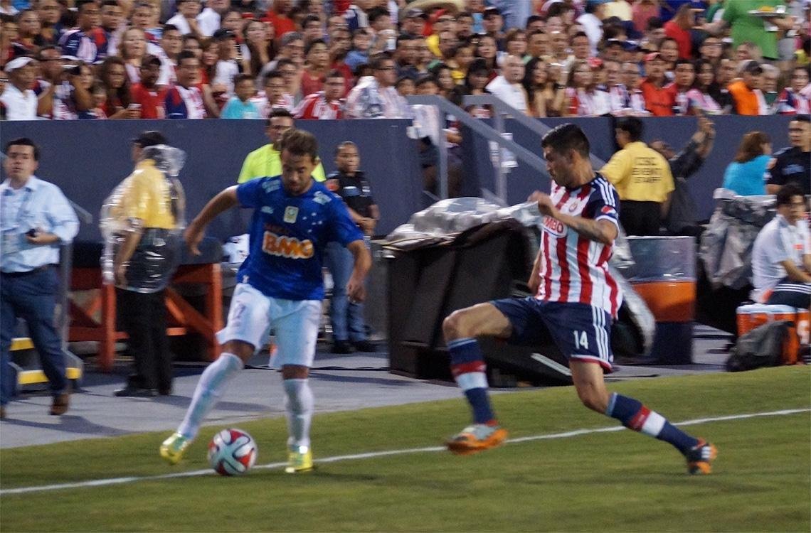 Ricardo Goulart chutou a bola atrs do meio-campo e marcou um gol de placa no Texas