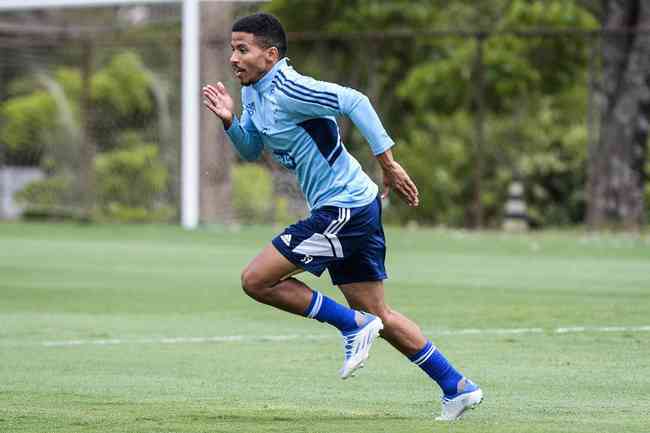 Marquinhos Cipriano, left back, has a contract with Cruzeiro until