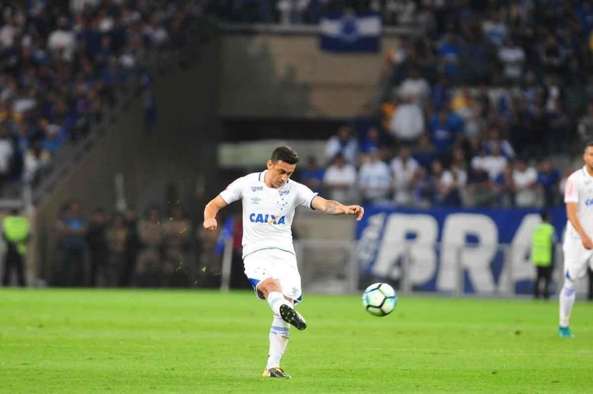 Fotos do primeiro duelo do duelo entre Cruzeiro e Grmio, no Mineiro, pela semifinal da Copa do Brasil
