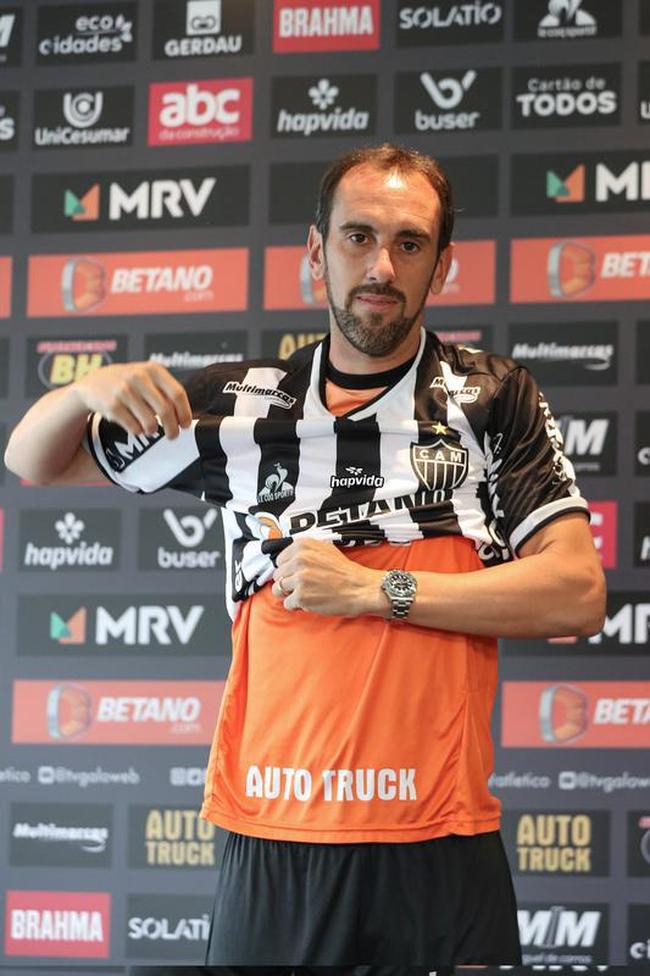 Nesta sexta-feira (21), o experiente zagueiro uruguaio Diego Godn, de 35 anos, foi oficialmente apresentado como reforo do Atltico para 2022. Na Cidade do Galo, em Vespasiano, o atleta concedeu entrevista coletiva para jornalistas e projetou mais um ano vitorioso para o clube mineiro.