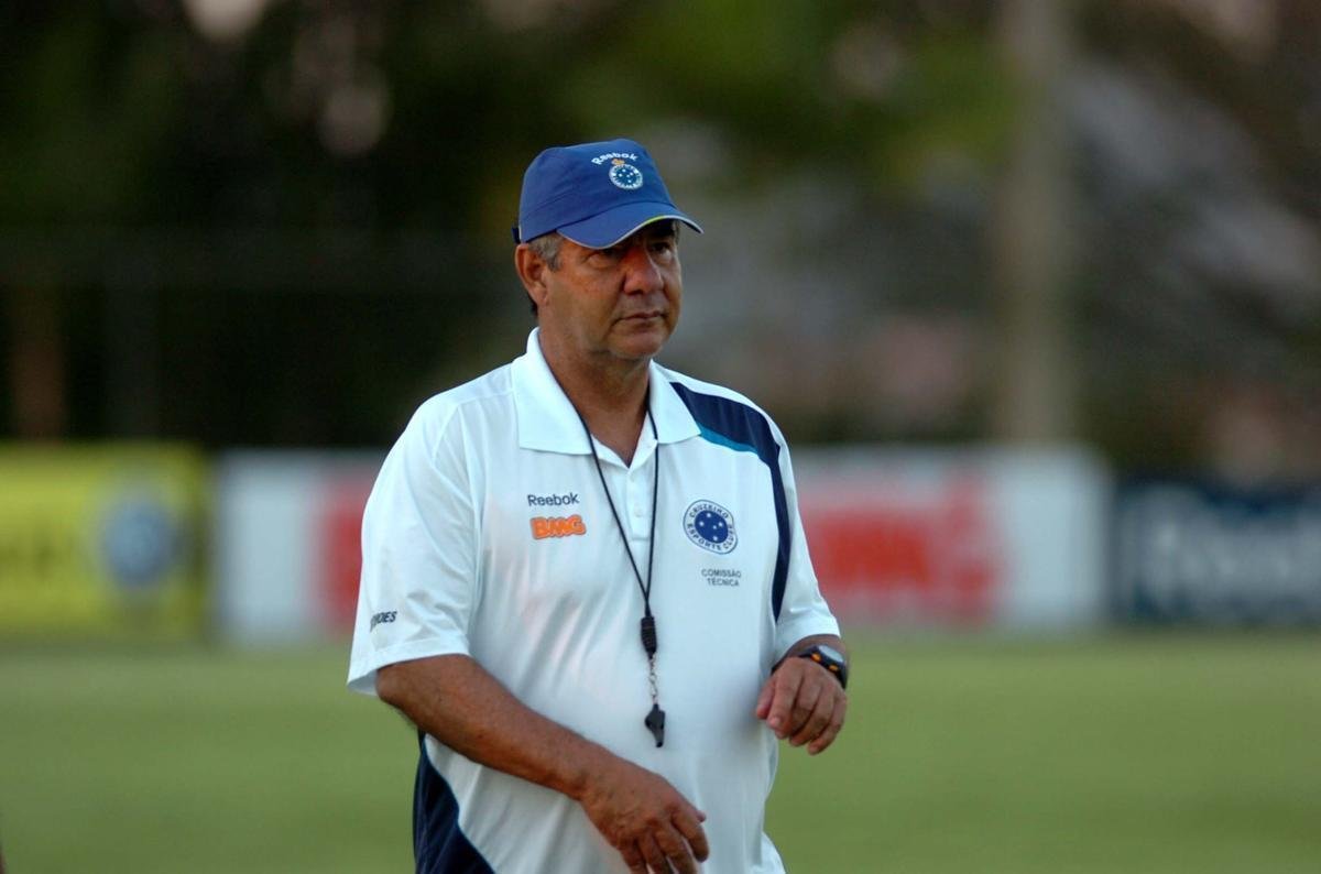 Joel Santana - foi contratado em 19 de junho de 2011 aps a demisso de Cuca. Em 15 jogos, o Cruzeiro ganhou oito e perdeu sete (53,33%). Durante sua passagem pelo clube, ficou marcado por sempre confundir os nomes dos jogadores. Em 2 de setembro, foi demitido dias depois da derrota por 4 a 2 para o Figueirense, em casa.