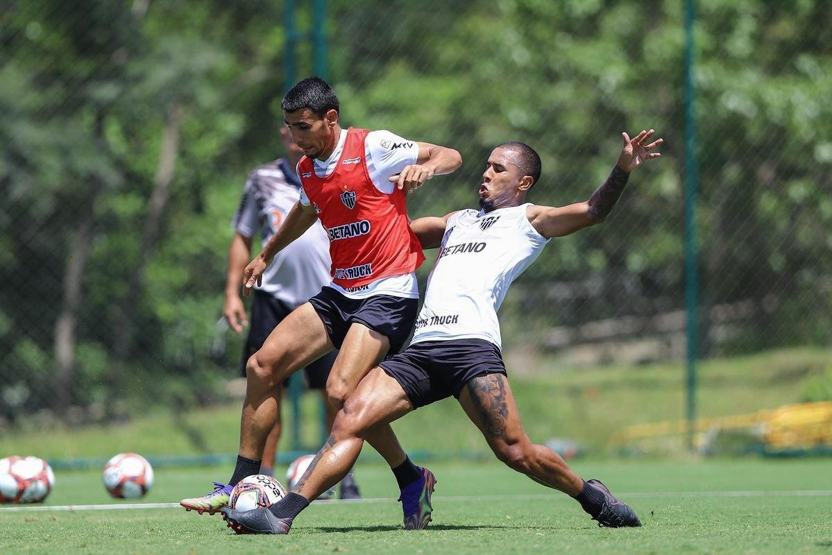 Treino do Atlético em campo. Jogadores fizeram atividade pela manhã no gramado. No período da tarde, trabalho foi na academia