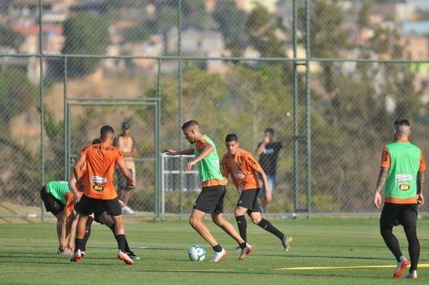 Tarde na Cidade do Galo teve entrevista de Di Santo, pronunciamento de Rui Costa e treino