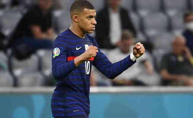 França conta com gol contra para vencer a Alemanha na estreia da Eurocopa