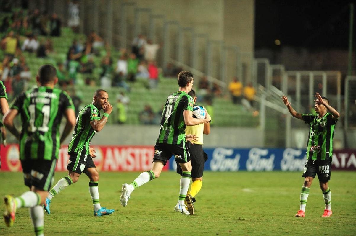 Conti marcou para o Amrica no clssico contra o Atltico