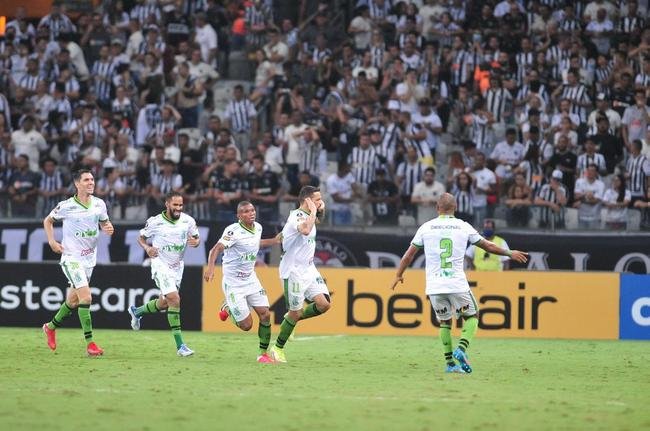 Felipe Azevedo abriu o placar no clssico com um golao em chute de fora da rea, no ngulo esquerdo de Everson: 1 a 0 Amrica