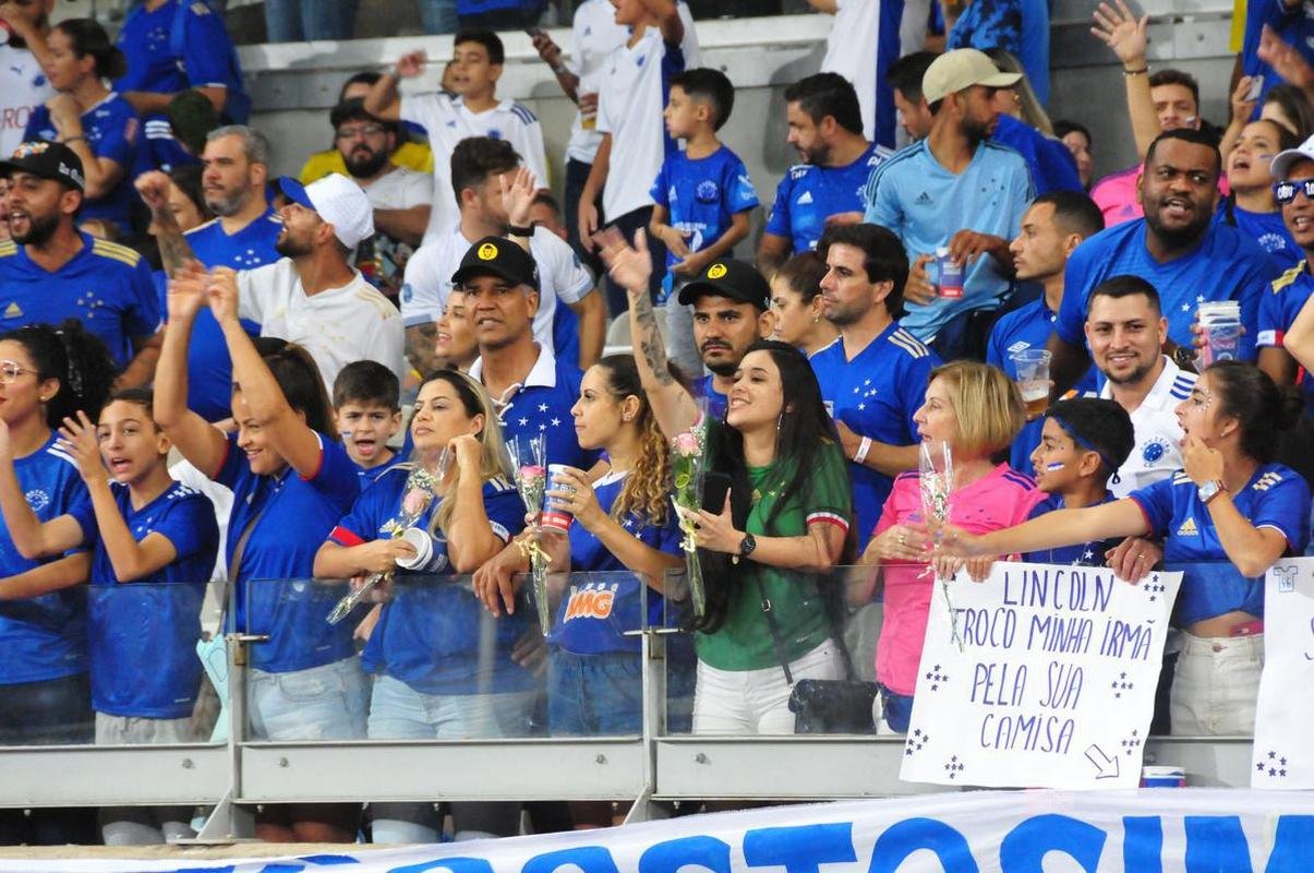 Fotos da torcida do Cruzeiro no Mineiro na partida contra o Ituano pela Serie B. Foi o primeiro encontro dos cruzeirenses com o time aps a confirmao do ttulo nacional