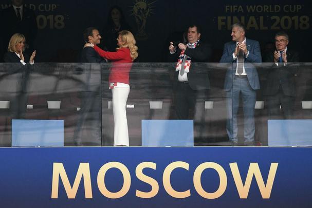 Presidente francês Emmanuel Macron, presidente croata Kolinda Grabar-Kitarovic, presidente da Fifa Gianni Infantino e o presidente russo Vladimir Putin no estádio Luzhniki, em Moscou