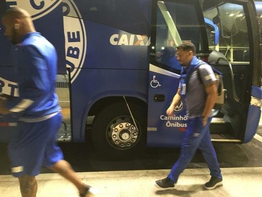 Delegao do Cruzeiro foi composta por 23 jogadores em viagem para Buenos Aires, na Argentina, local da partida de quarta, s 21h45, contra o Boca Juniors, pela Copa Libertadores. Meia uruguaio De Arrascaeta foi vetado e permaneceu em Belo Horizonte.