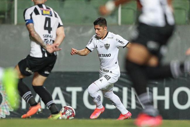 Savarino - Entrou na reta final do jogo pelo lado direito do ataque e errou muitos passes nas vezes que teve a posse de bola.