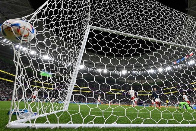 Lances da partida entre Frana e Polnia, pelas oitavas de final da Copa do Mundo.