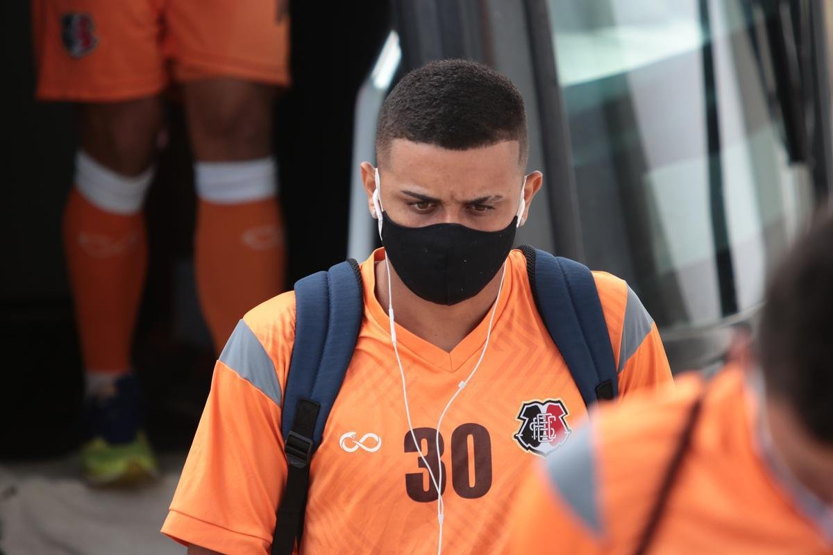 Jogadores do Santa Cruz treinaram no estádio do Arruda, já apresentando trabalhos com bola no gramado, sob a supervisão do técnico Itamar Schülle. Todos os atletas e os membros da comissão técnica seguem submetidos às medidas de afastamento social.