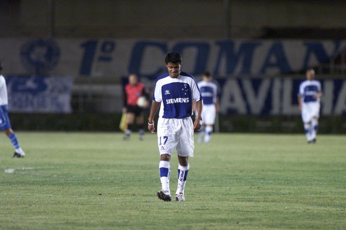 Na mesma dinâmica que 2004, um terceiro uniforme foi lançado para utilização do meio do ano em diante. Pela primeira vez, as estrelas soltas foram colocadas juntas da coroa, que ficou logo acima da constelação. Além disso, a camisa era no mesmo tom de azul que a principal, mas tinha faixas brancas na lateral e nas omoplatas. O número do uniforme, assim como o nome, eram amarelos, sem o tradicional branco.