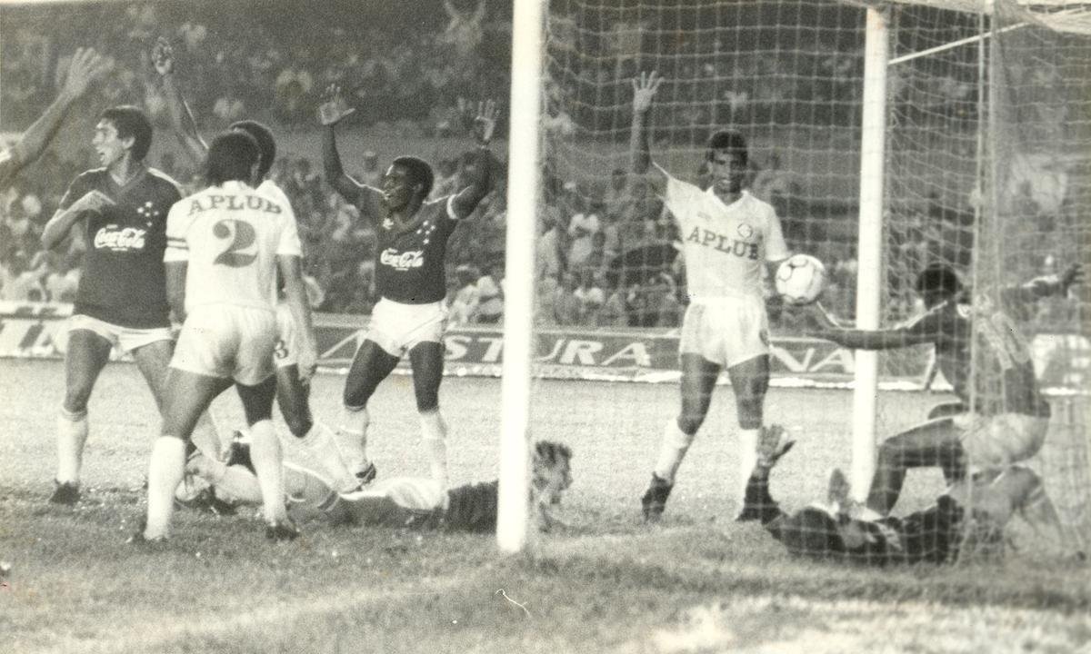 Imagens do Cruzeiro com a camisa da Adidas (Arquivo/Estado de Minas)