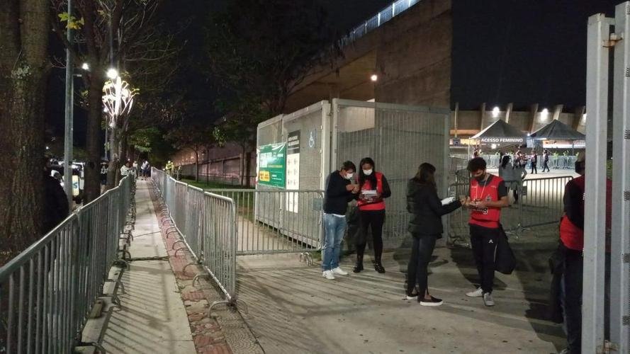 Torcida do Atltico movimenta ruas prximas ao Mineiro antes do jogo 