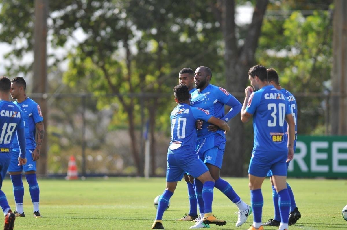 Jogadores do Cruzeiro trabalharam em tom descontrado na Toca da Raposa antes de final com Flamengo