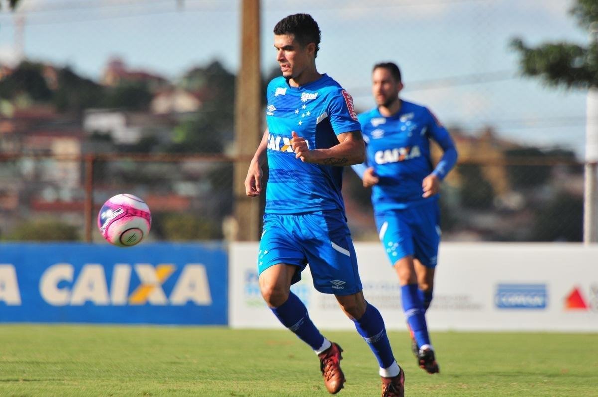 Sem Thiago Neves, que est com desgaste na panturrilha, Mano Menezes escalou o time titular do Cruzeiro no coletivo com Fbio; Lucas Romero, Leo, Murilo e Egdio; Henrique e Ariel Cabral; Robinho, Arrascaeta e Rafinha; Fred. Os reservas atuaram com Rafael; Arthur, Digo, Manoel e Marcelo Hermes; Lucas Silva, Nonoca e Bruno Silva; Rafael Marques, Rafael Sobis e Judivan