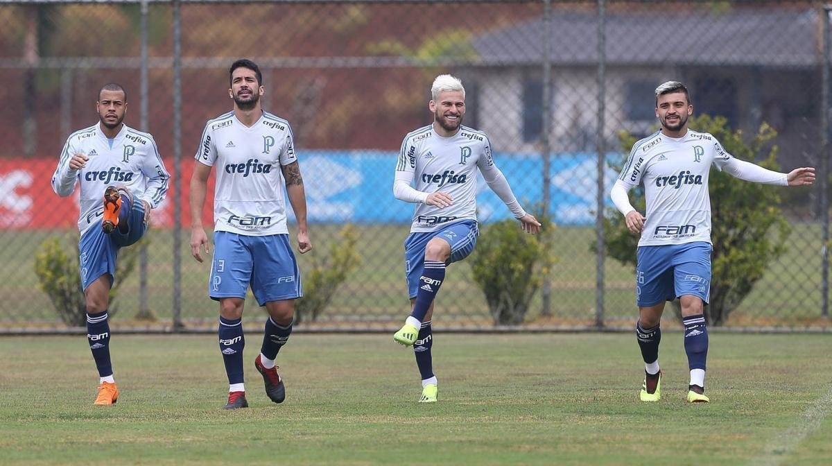 Lateral-direito Mayke (e) est emprestado pelo Cruzeiro ao Palmeiras at dezembro.