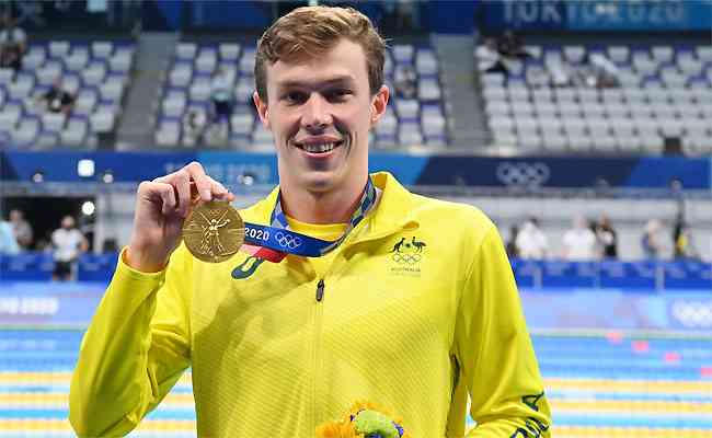 Australiano Izaac Stubblety-Cook exibe o ouro olímpico após derrubar recorde nos 200m peito