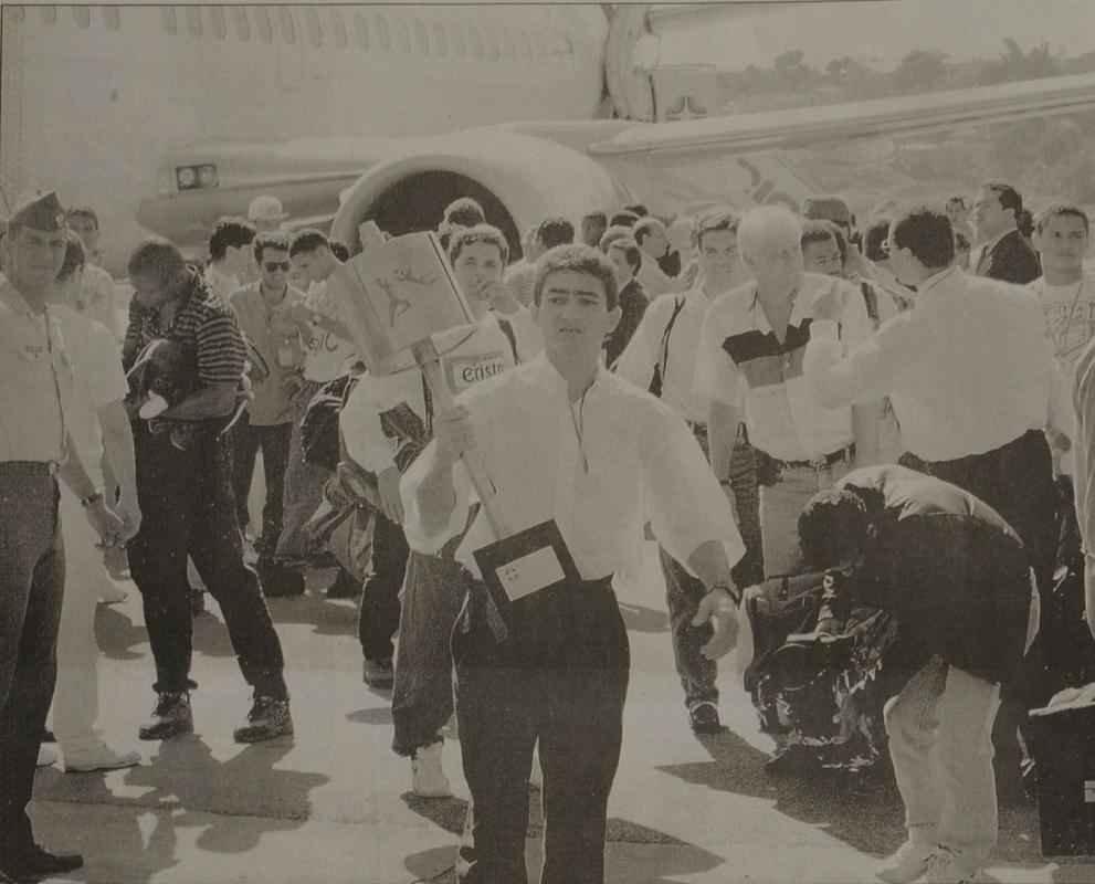 Páginas do jornal Estado de Minas em 21/06/1996, com cobertura da festa da torcida na chegada do time