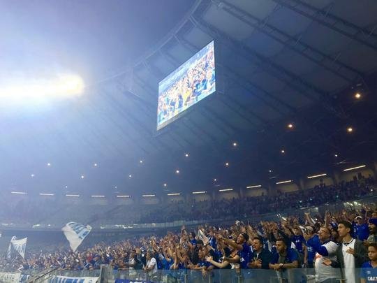Torcida do Cruzeiro durante a partida contra o Internacional, no Mineirão, pela semifinal da Copa do Brasil