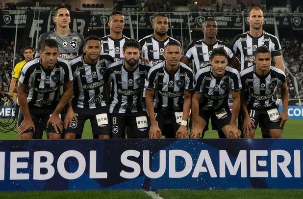 Fotos do duelo entre Botafogo e Atltico, no Estdio Nilton Santos, no Rio, pela ida das oitavas de final da Copa Sul-Americana