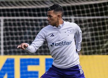 Cruzeiro treinou nesta quarta-feira com a presença dos meio-campistas Mateus Vital e Fernando Henrique, que voltaram de lesão