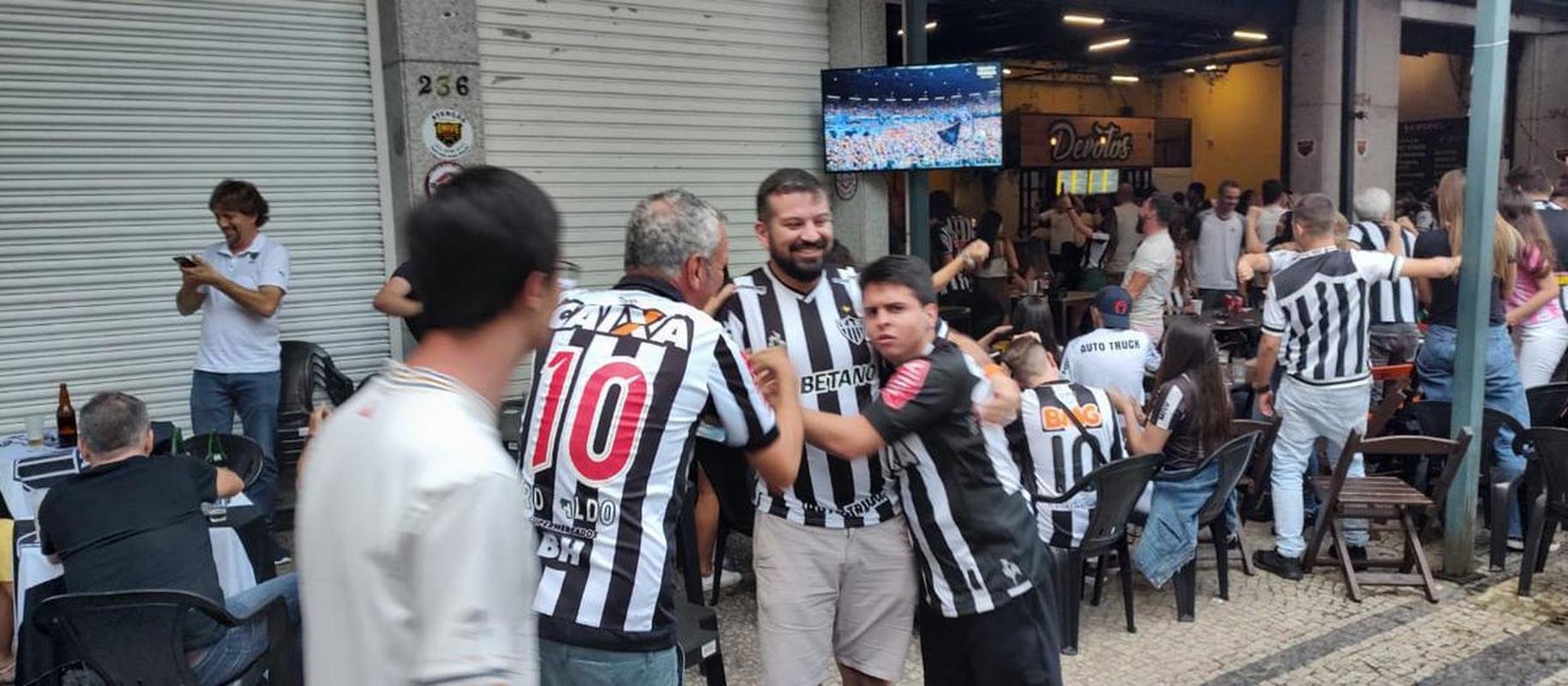 Torcedores do Atltico festejam ttulo em bares de BH