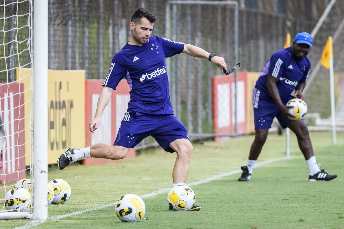 Fotos do primeiro treino do tcnico portugus Pepa no Cruzeiro
