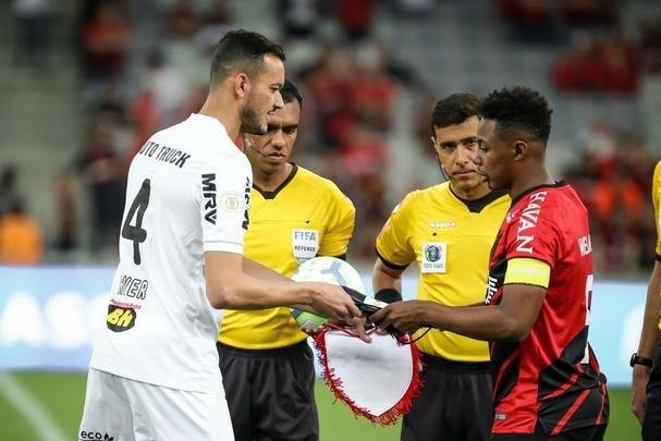 Galo perdeu muitas chances e acabou derrotado pelo xar paranaense