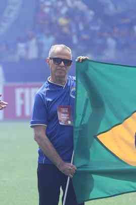 Seu Lcio entrou no gramado com jogadores, carregou bandeira do Brasil e realizou sonho