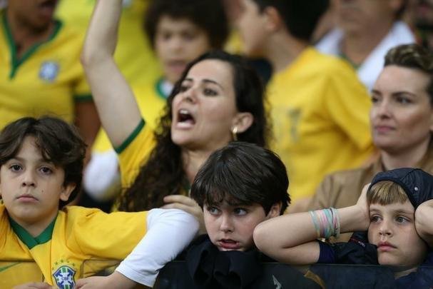 Imagens emocionantes das cobranas de pnaltis no Mineiro e da classificao do Brasil s semifinais do torneio feminino de futebol dos Jogos Olmpicos. Goleira Brbara pegou pnalti e deu vitria  Seleo por 7 a 6 sobre a Austrlia. Com 52 mil pagantes, estdio foi  loucura.