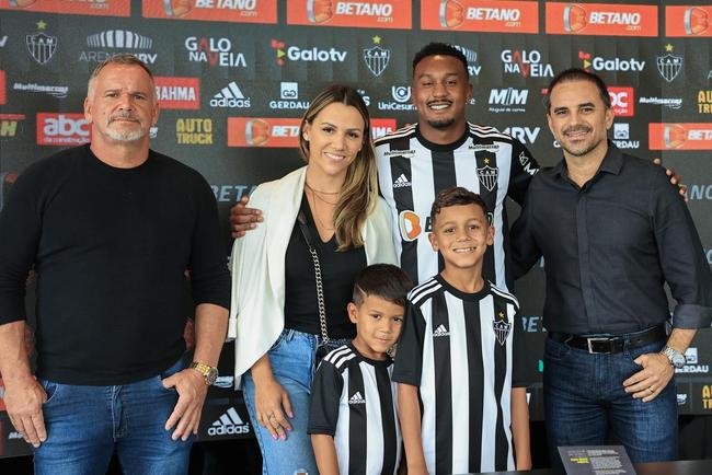 Edenilson foi apresentado pelo Atltico nesta tera-feira (3/1), ao lado do diretor de futebol do clube, Rodrigo Caetano