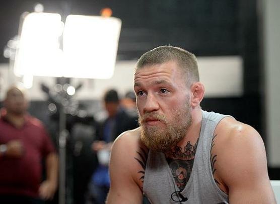 Com presença de imprensa e fãs, Conor McGregor e Nate Diaz participam de conferência em Los Angeles e esquentam clima para duelo no UFC 196