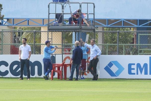 Presidente do Cruzeiro, Wagner Pires de S, acompanhou treino deste sbado, na Toca da Raposa II. Mais uma vez, Arrascaeta treinou normalmente e est cotado para iniciar como titular diante do Atltico-PR, na segunda-feira, no Mineiro, pelas oitavas de final da Copa do Brasil