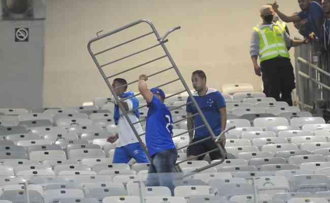 Torcedor do Cruzeiro pegou um cavalete para atacar e se defender em briga com tricolores no Mineirão