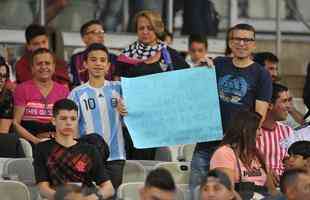 Torcedores na partida entre Argentina e Paraguai, no Mineiro, pela Copa Amrica