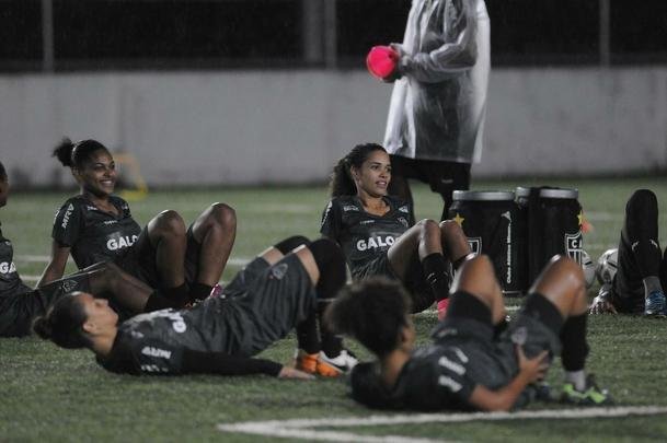 Reportagem acompanhou rotina de treinos do time feminino do Atltico