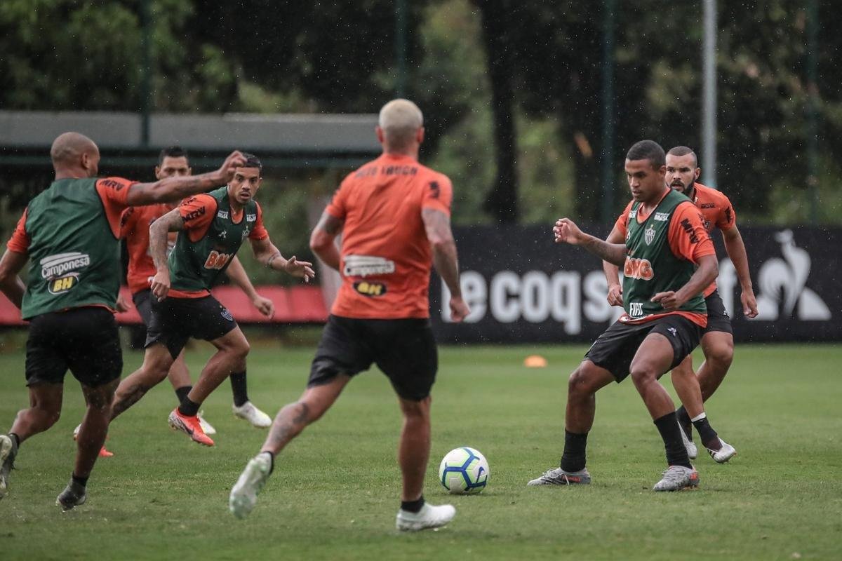 Atltico treina com Victor e Jair em campo; veja fotos
