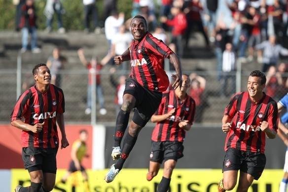 Cruzeiro e Atltico-PR se enfrentaram na Vila Olmpica do Boqueiro