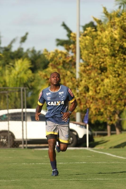 Atacante Sass trabalhou com elenco do Cruzeiro nesta tera-feira e foi apresentado como reforo