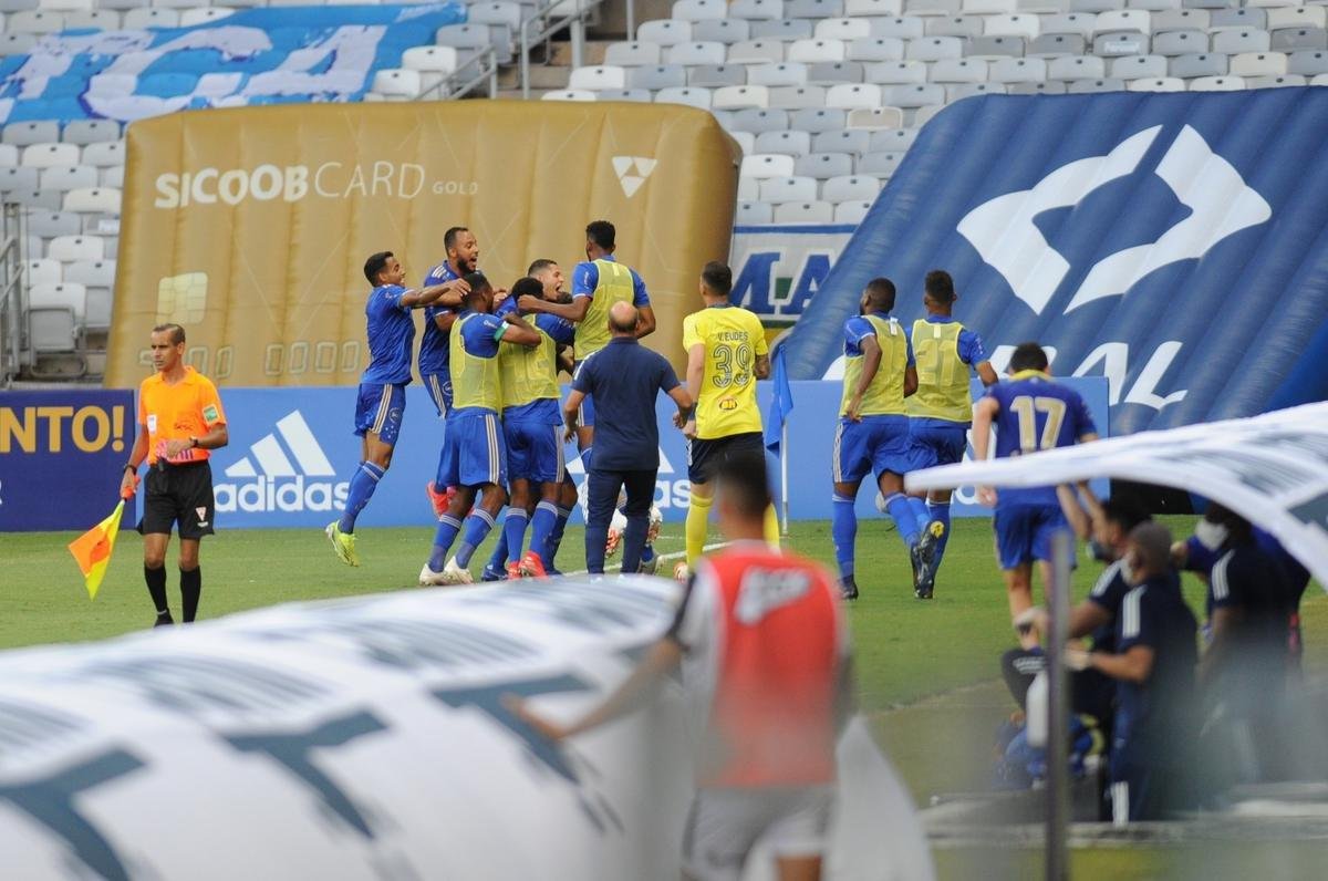 Fotos da vitria do Cruzeiro sobre o Athletic de So Joo del-Rei, por 1 a 0, no Mineiro, pela quarta rodada do Campeonato Mineiro de 2021. Marcelo Moreno, de pnalti, marcou o gol do triunfo celeste no Gigante da Pampulha