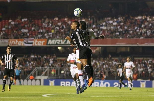 Atlético saiu atrás, conseguiu virada com Róger Guedes e Ricardo Oliveira, mas cedeu empate no Morumbi