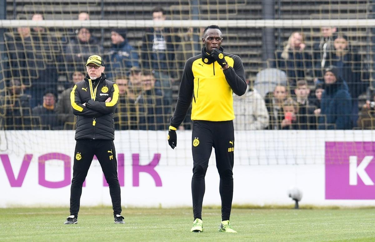 Com sonho de ingressar no futebol profissional, Usain Bolt participa de treino com jogadores do Borussia Dortmund